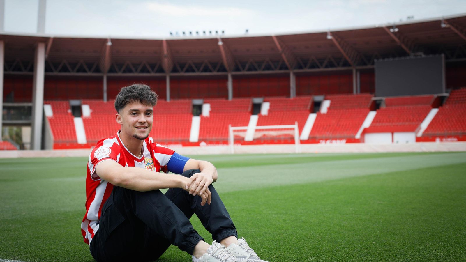 El capitán del conjunto rojiblanco posa sobre la hierba del Power Horse Stadium, en el que sueña jugar algún día.