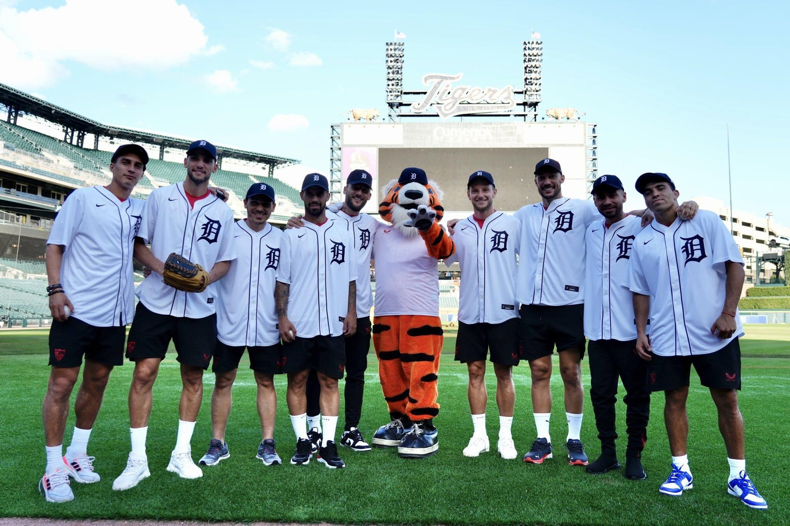 Los futbolistas del Sevilla, con las camisetas de los Tigers, el equipo de béisbol de Detroit.