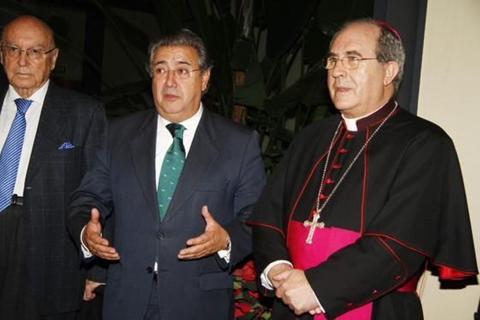 Manuel Clavero, presidente del consejo editorial de 'Diario de Sevilla'; el alcalde, Juan Ignacio Zoido; y el arzobispo, Juan José Asenjo.

Foto: J. C. Vázquez y Victoria Hidalgo