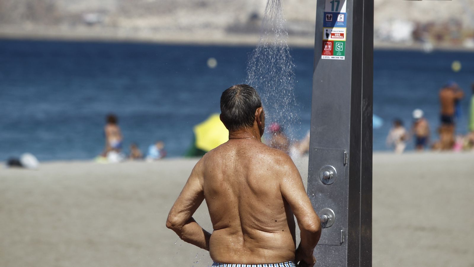 Un hombre utiliza el brazo de la ducha habilitado