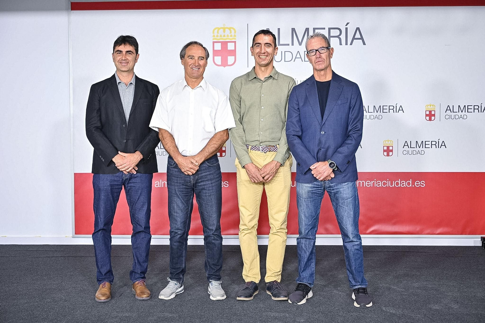 Foto de familia durante la presentación del Congreso Internacional de Análisis del Rendimiento Deportivo.