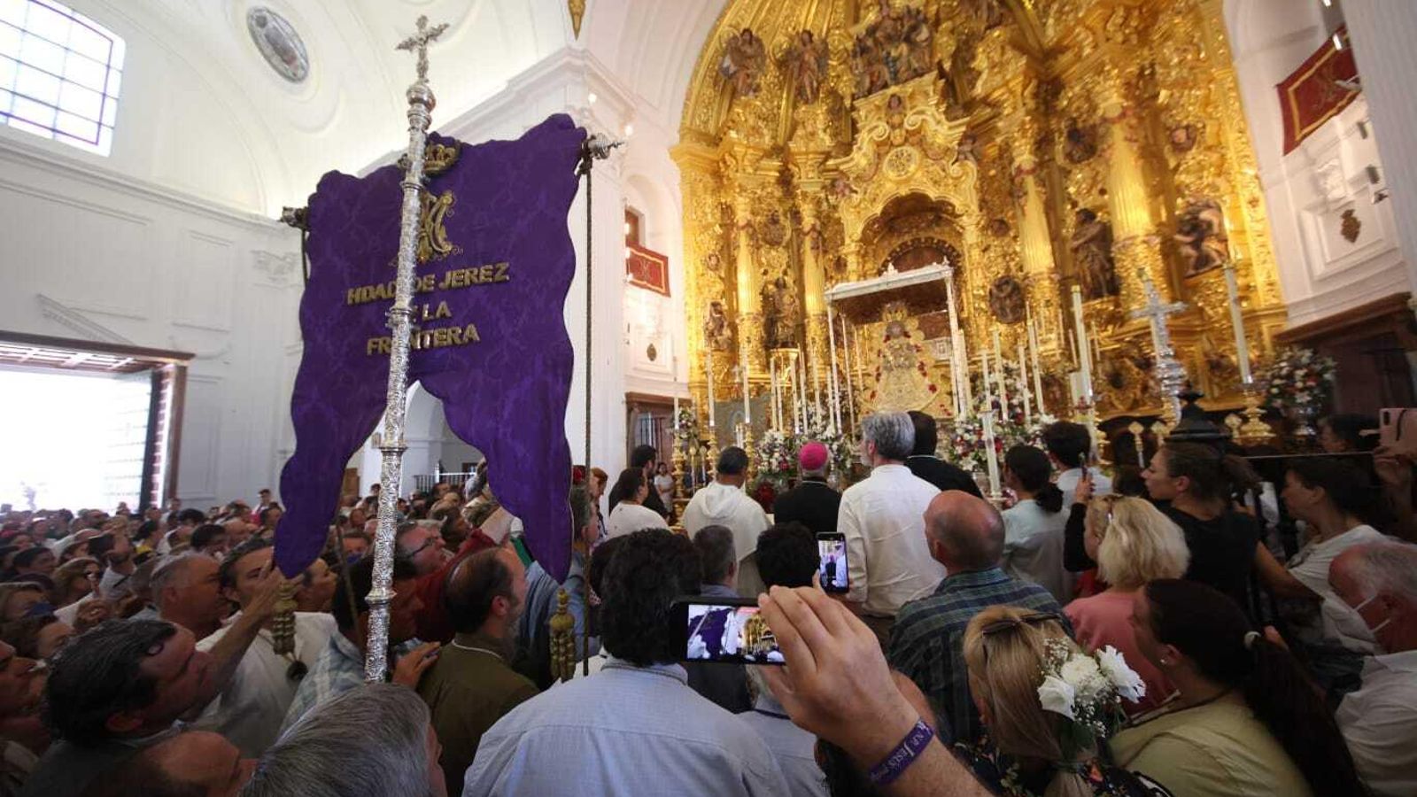 Los rocieros jerezanos, ante la Virgen.