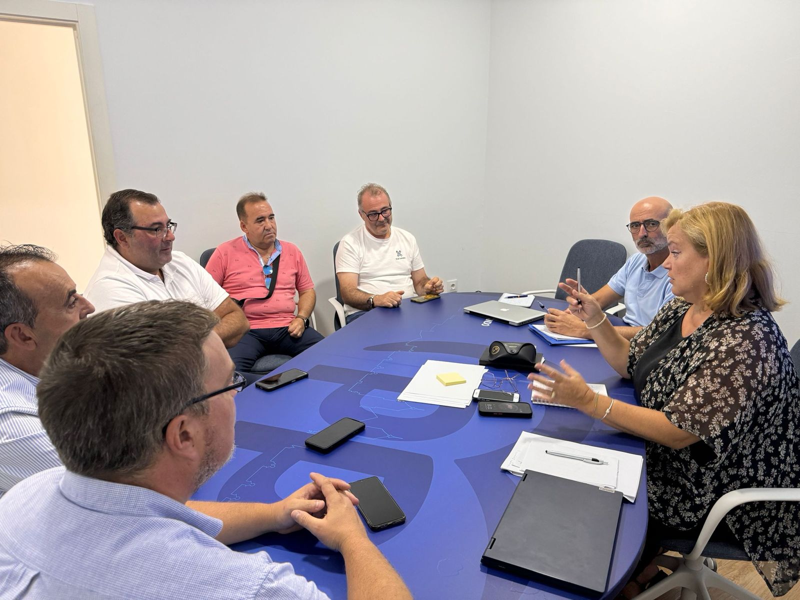 Imagen de la reunión del PP isleño con los trabadores de Hidralia.