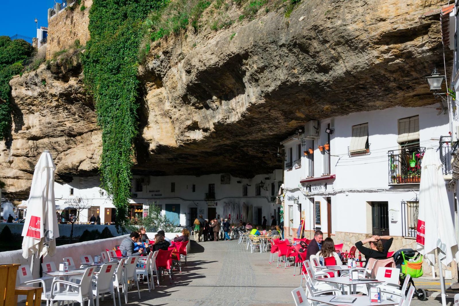 Las viviendas y los establecimientos incrustados en las rocas son el mayor atractivo de Setenil, un pueblo de moda