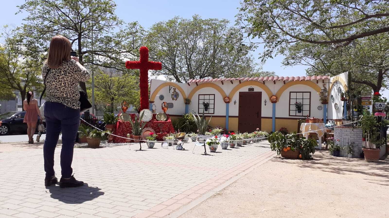 Imagen de la cruz instalada por los vecinos del Barrio de la Cruz, premiada con una mención especial en 2022