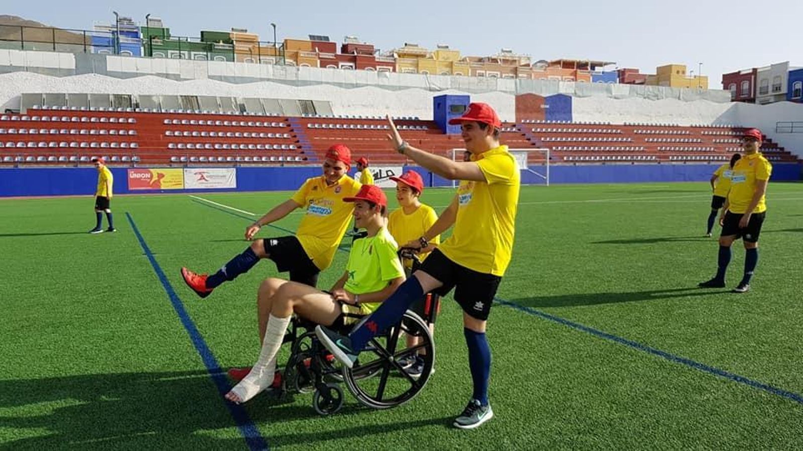 Jóvenes del Abdera Fenicia disfrutan de una jornada de fútbol inclusivo