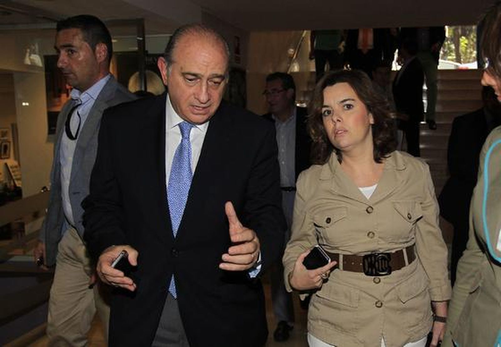 Rajoy, Arenas y Zoido, entre otros, acuden a la Junta Directiva Nacionald del PP realizada en Sevilla.

Foto: Antonio Pizarro