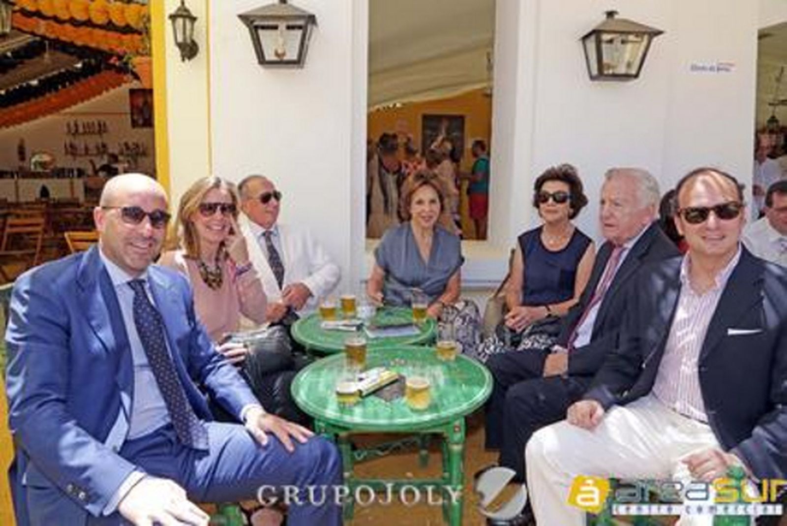 Quina Martínez de Salazar y Margarita Martínez de Salazar disfrutan de la caseta del Diario junto a Carlos Garrido, Felipe Garrido, Carmelo Delfín, Gonzalo Bellón de Aguilar y Teresa Bellón de Aguilar.

Foto: Vanesa Lobo