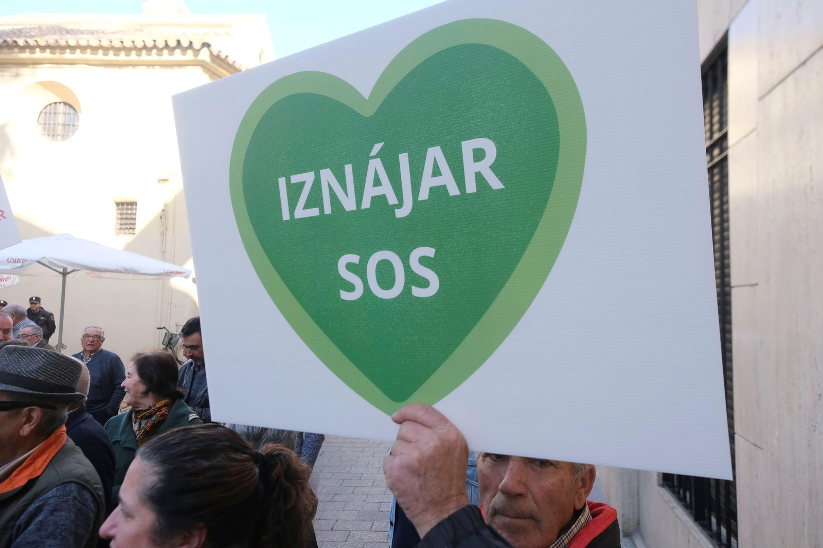 Una pancarta de la protesta celebrada el pasado año por un nuevo centro de salud en Iznájar.