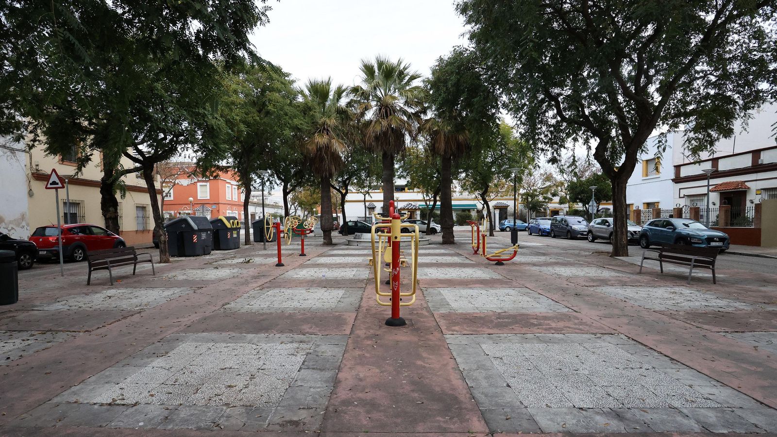 Los vecinos piden un parque infantil en la plazoleta de la barriada.