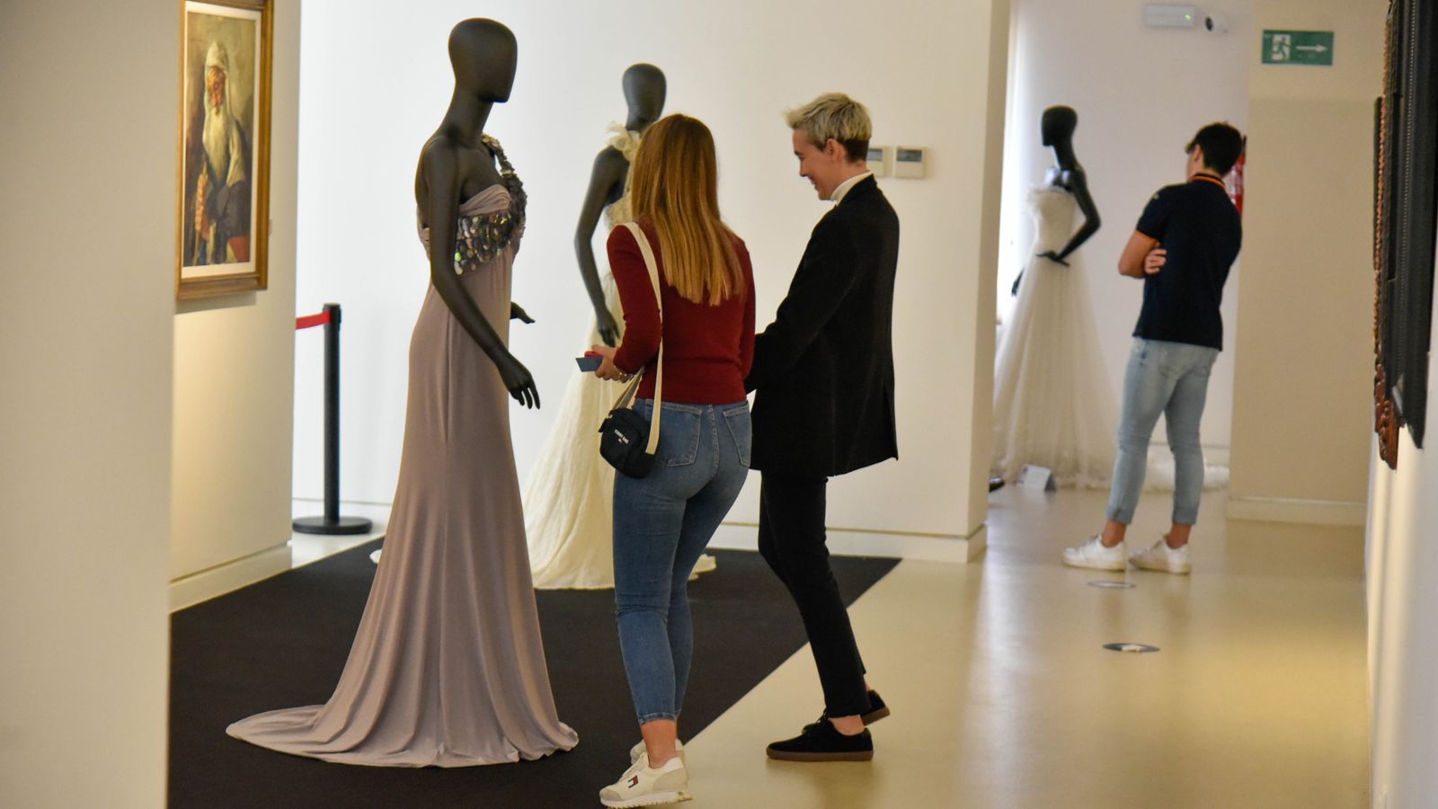 Exposición ' Vísteme: de la Alta Costura al Arte, 90 años de historia de la moda' en el Museo Cruz Herrera