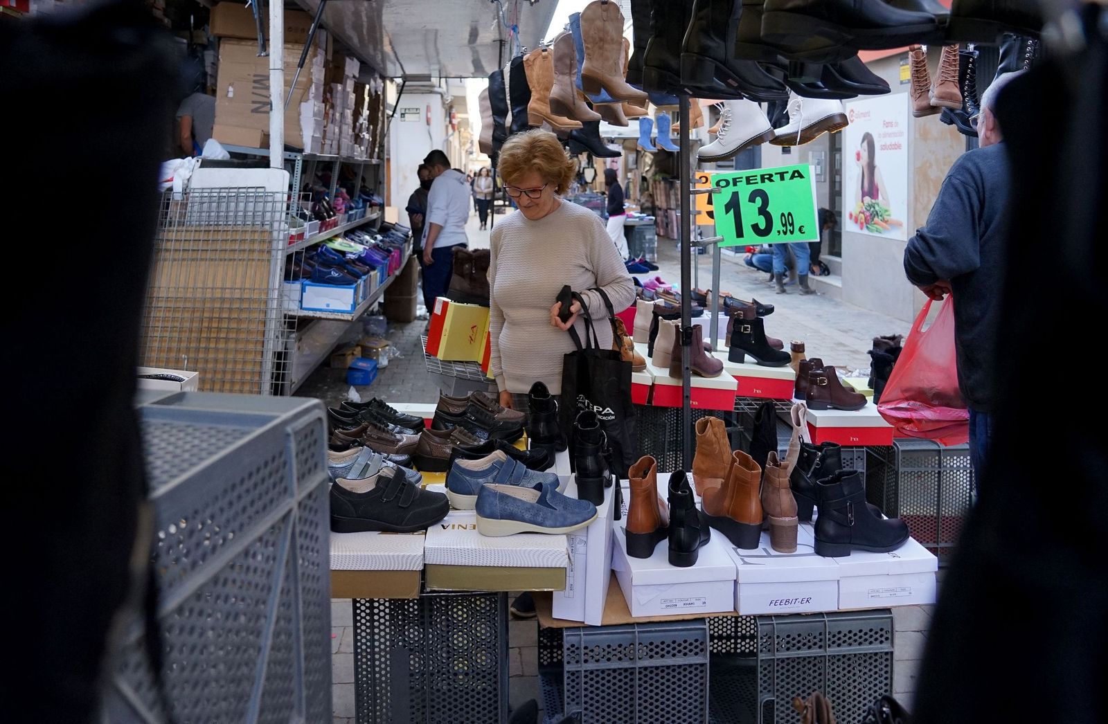 Compradora en un puesto de calzado en Almería, donde el INE sitúa en el 24,7 % la población con ingresos por debajo de 10.000 euros anuales.