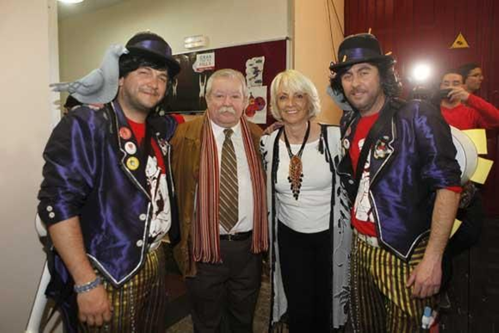 Dos integrantes de la chirigota 'Los Juaquín Pamplina..' se fotografían con Julio Pardo, pregonero de las fiestas, y la alcaldesa, Teófila Martínez

Foto: Julio Gonzalez-Jesus Marin-Lourdes de Vicente