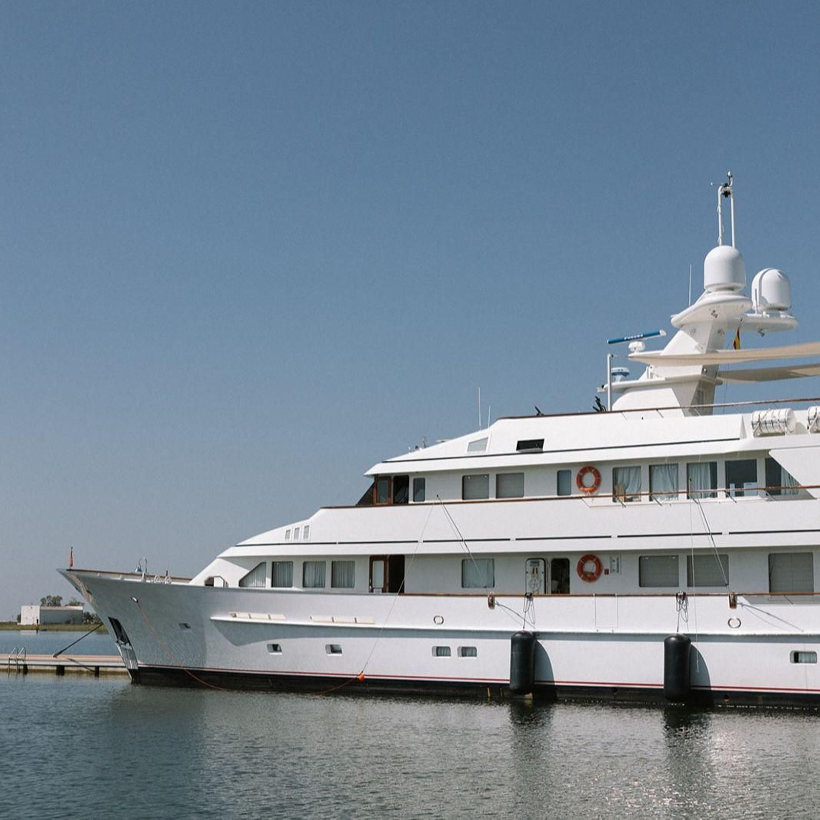 Embarcación atracada en la Marina del Odiel.