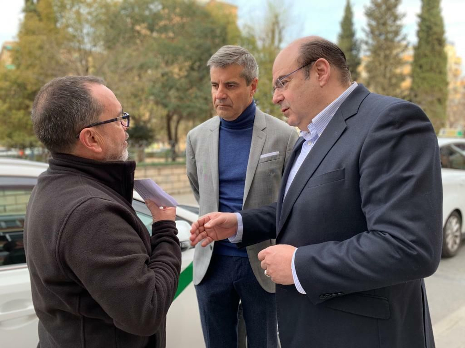 Sebastián Pérez y César Díaz escuchan las explicaciones de Ramón Alcaraz