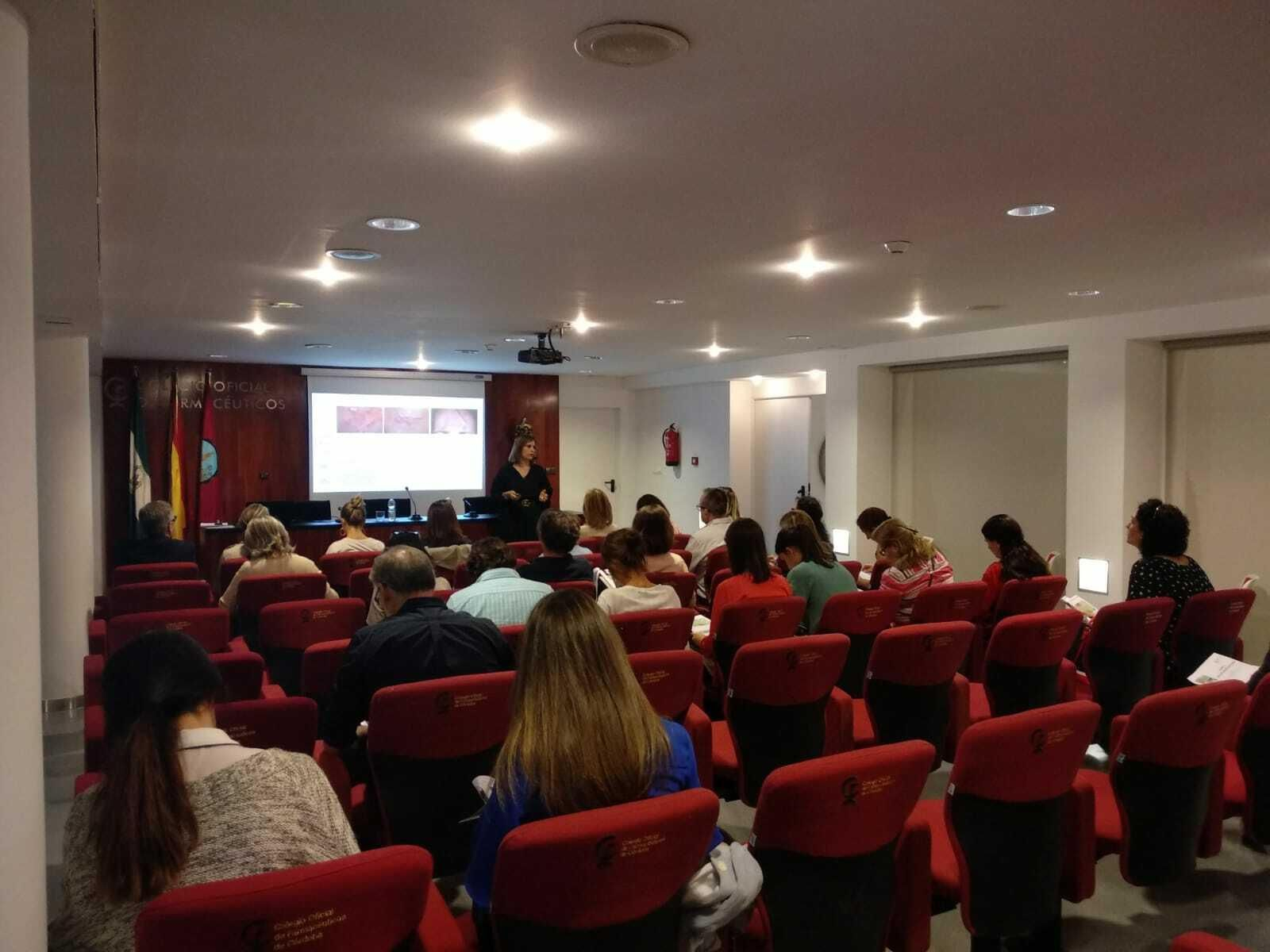 Sesión formativa sobre acné e hiperpigmentación.