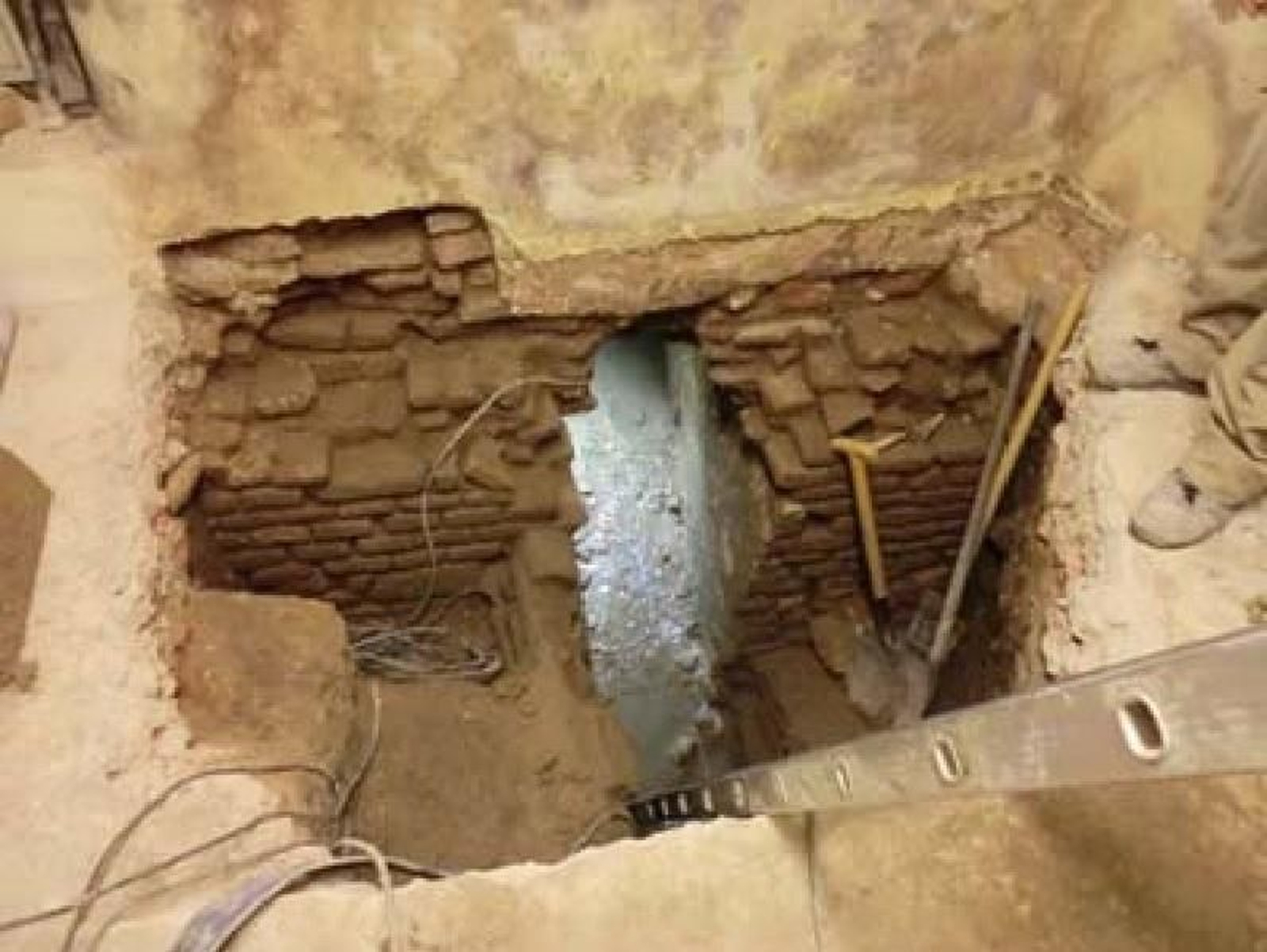 Imagen del paso de la galería desde la cripta hacia la Avenida de la Constitución, atravesando la cimentación de la Iglesia del Sagrario.