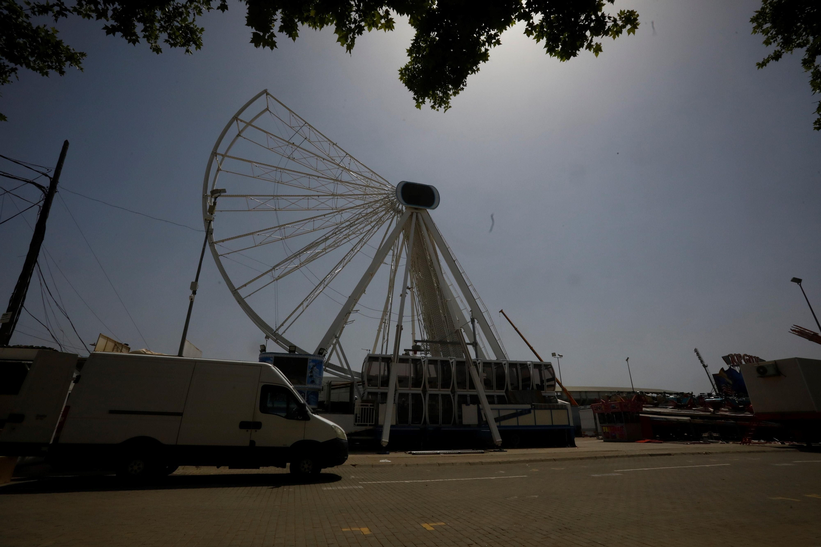 El desmontaje de las casetas de la Feria de Córdoba en El Arenal, en imágenes