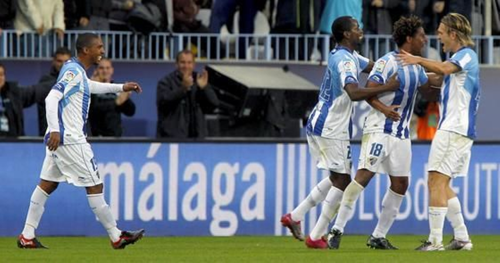 El centrocampista del Málaga Eliseu celebra con varios compañeros el gol conseguido ante el Racing.

Foto: Jorge Zapata/EFE