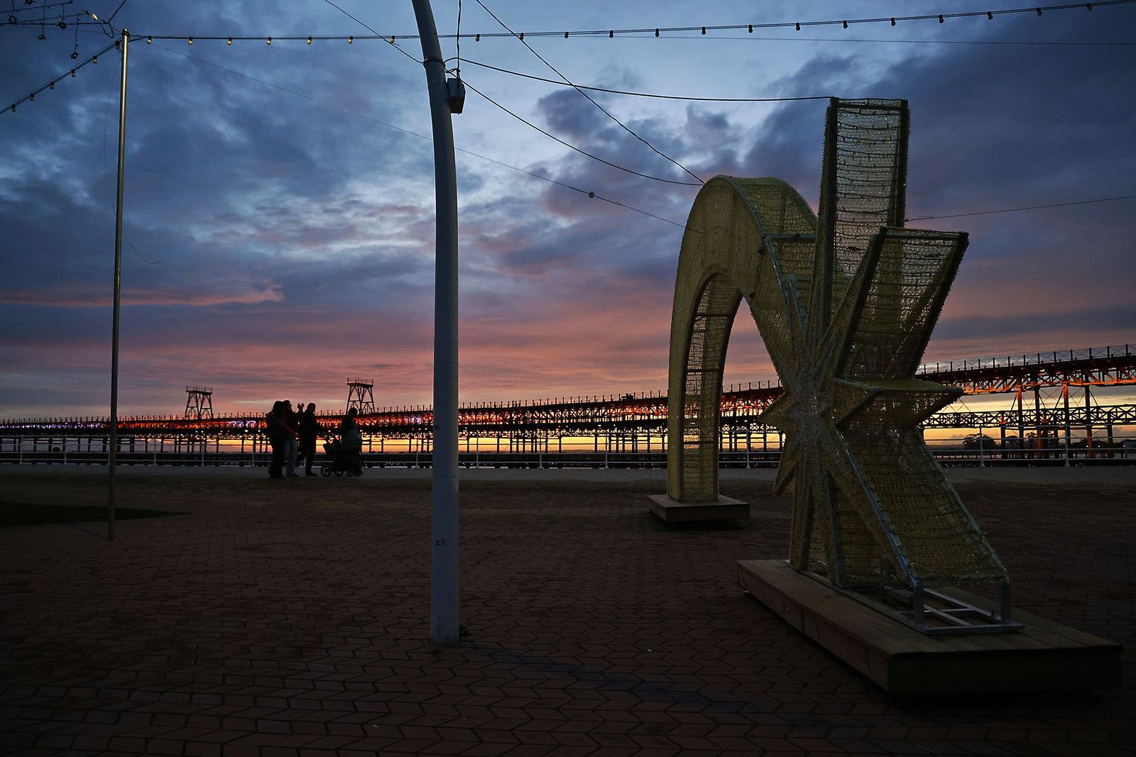 El impresionante atardecer en el muelle de la compañía Riotinto