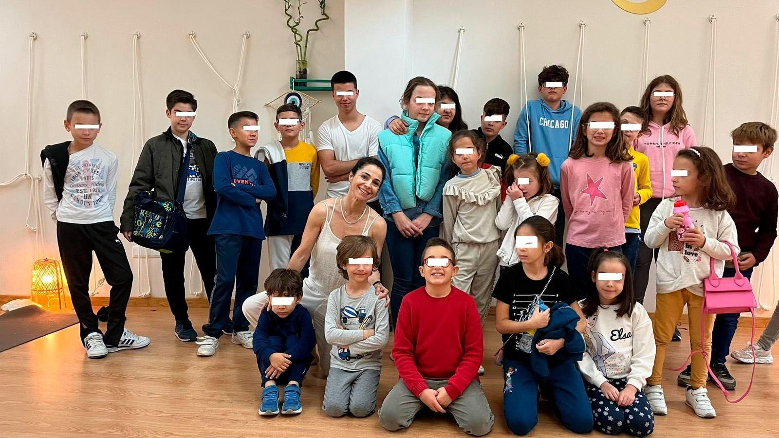 Niños con TDAH durante el taller de yoga.