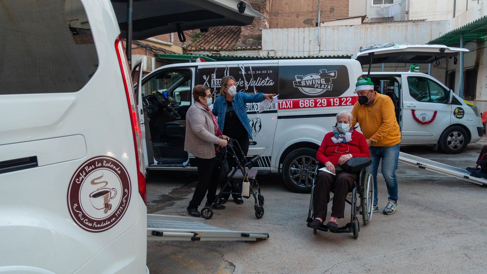 Bienvenido ayudando a Carmen a montarse en el taxi