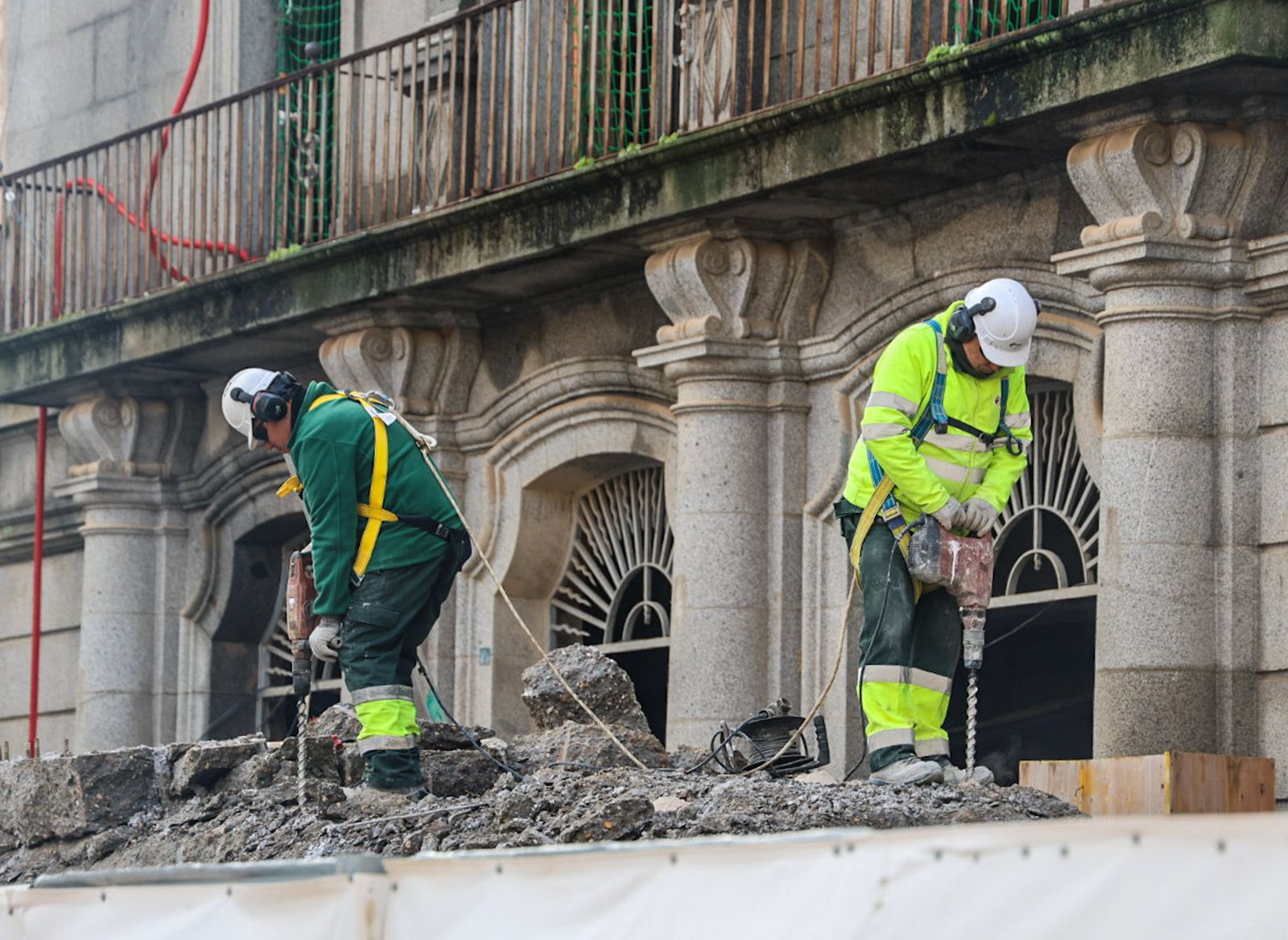 Fotos de la demolición de los bloques de hormigón situados alrededor del edificio de Hacienda