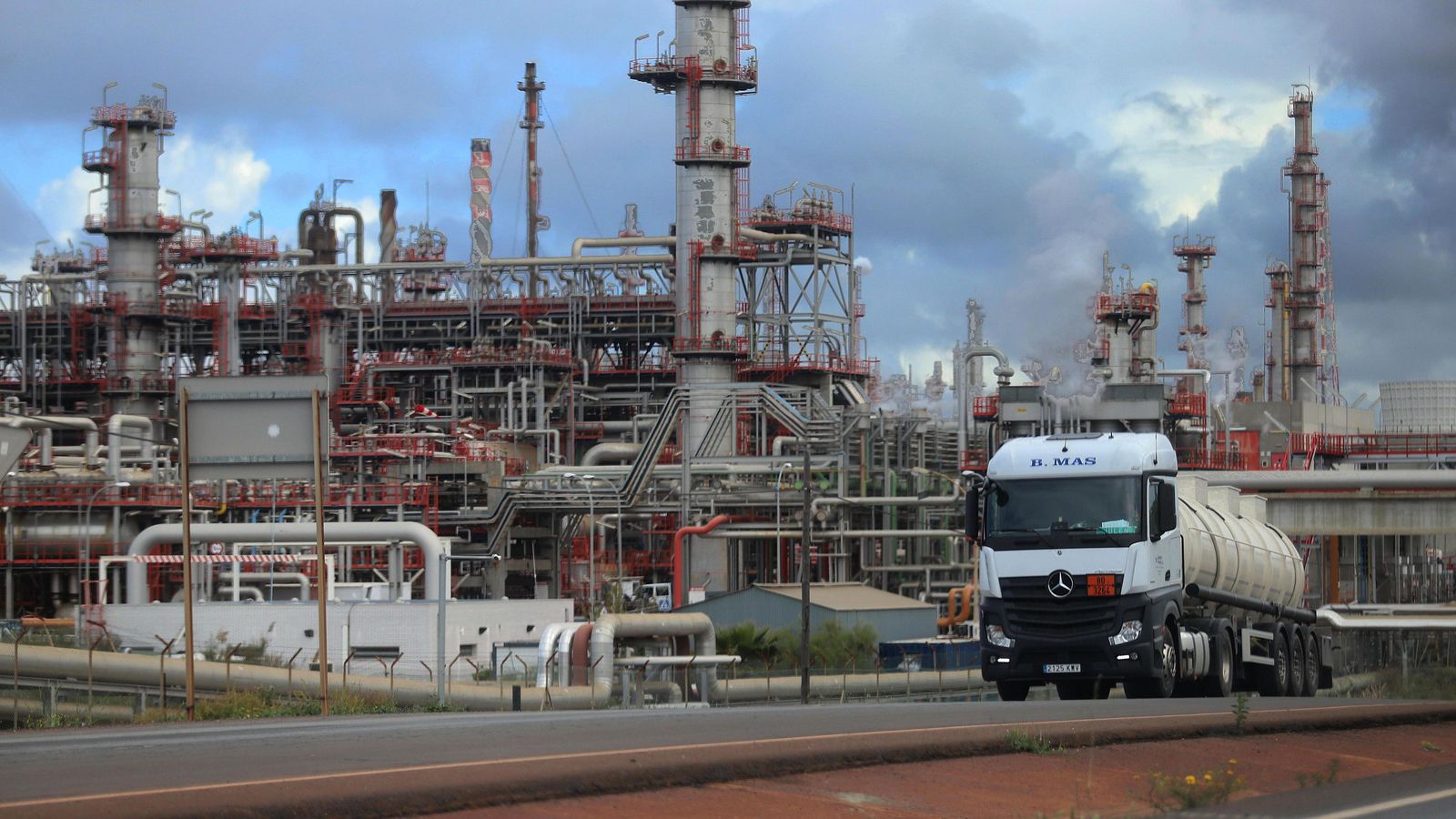 Instalaciones de la Refinería de Cepsa en la mañana de ayer.