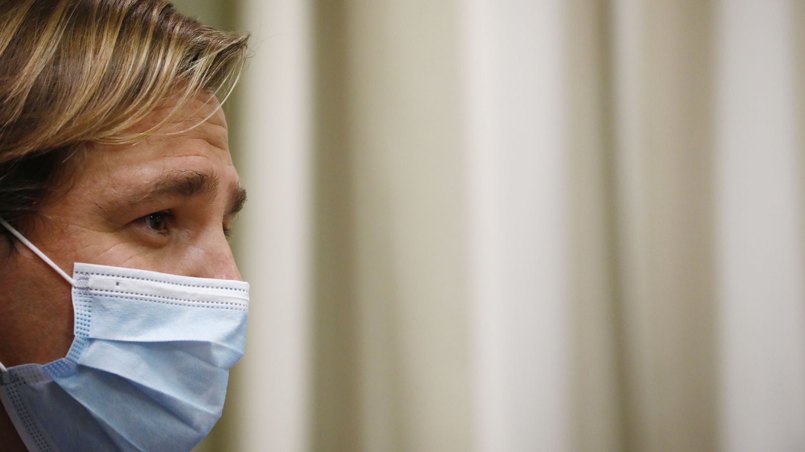 Primer plano con mascarilla de Antonio Repullo durante la entrevista.