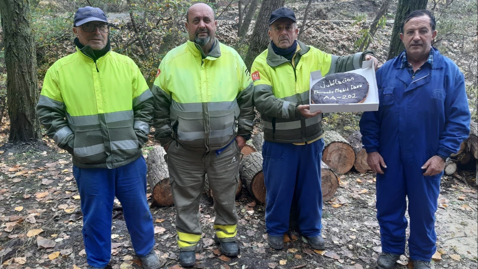 Fernando Madrid junto a sus compañeros y el desayuno especial por su jubilación