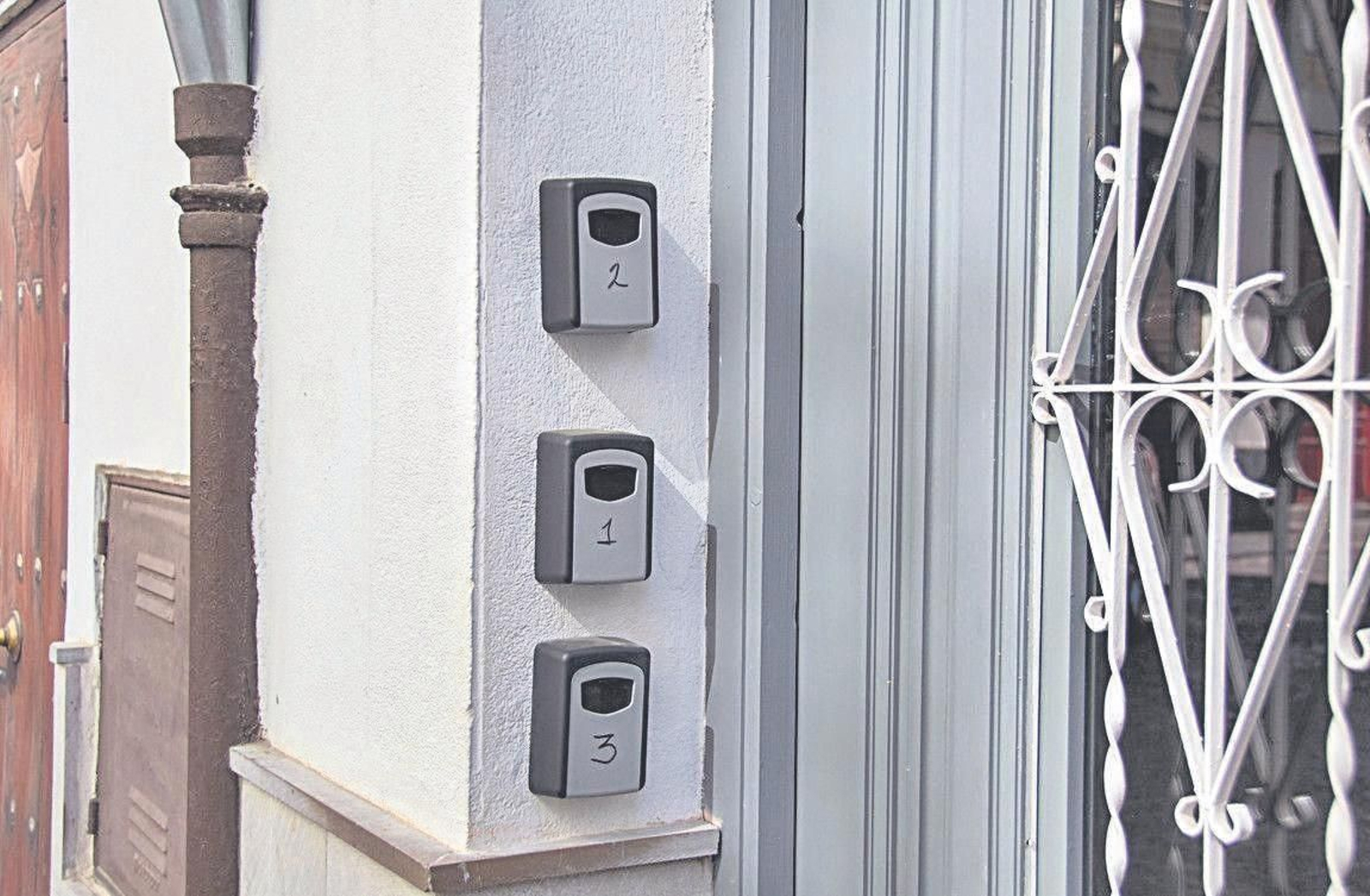 Candados de viviendas de uso turístico en Granada. Candados de viviendas de uso turístico en Granada.