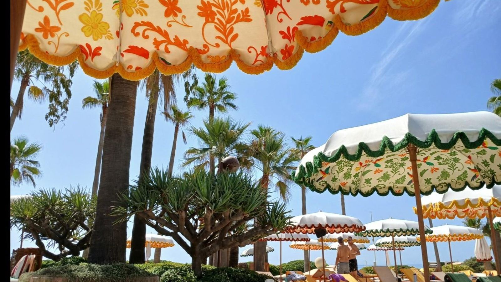 Terraza de la piscina de Lucía Summer Club, en Marbella