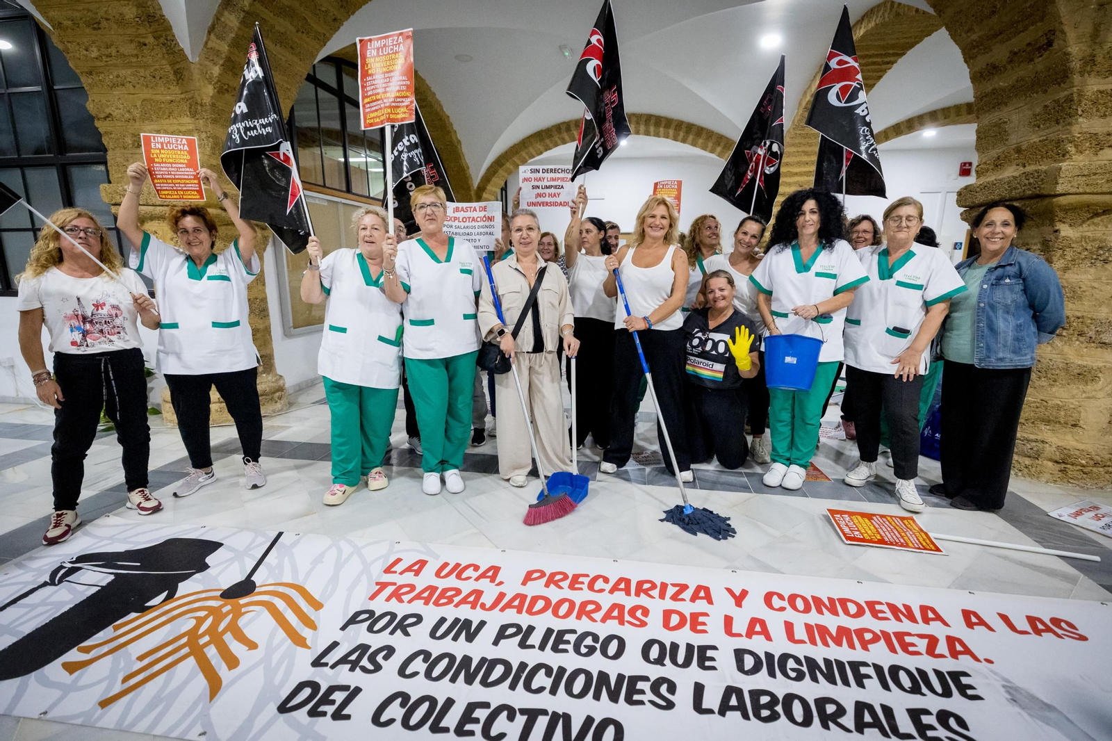 Las trabajadoras del servicio de limpieza de la Universidad de Cádiz, en el primer día de encierro.