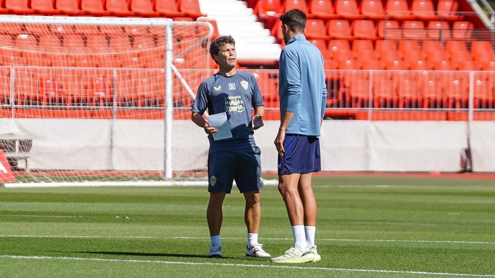 Rubi habla con Édgar en el entrenamiento del pasado jueves.