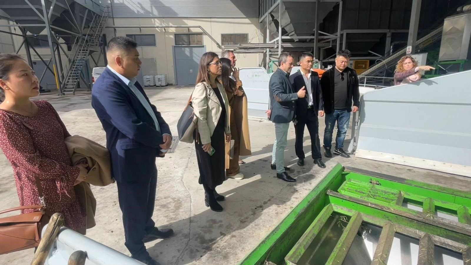 Empresarios chinos junto a concejales socialistas en la visita a una almazara. Empresarios chinos junto a concejales socialistas en la visita a una almazara.
