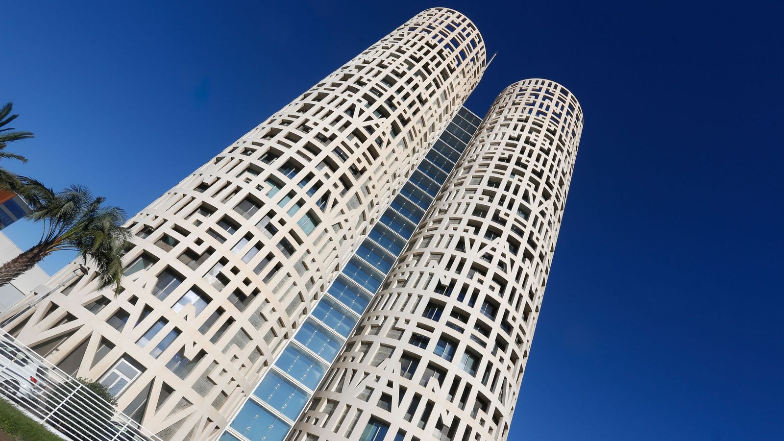 Vista general de las Torres de Hércules, en Los Barrios.