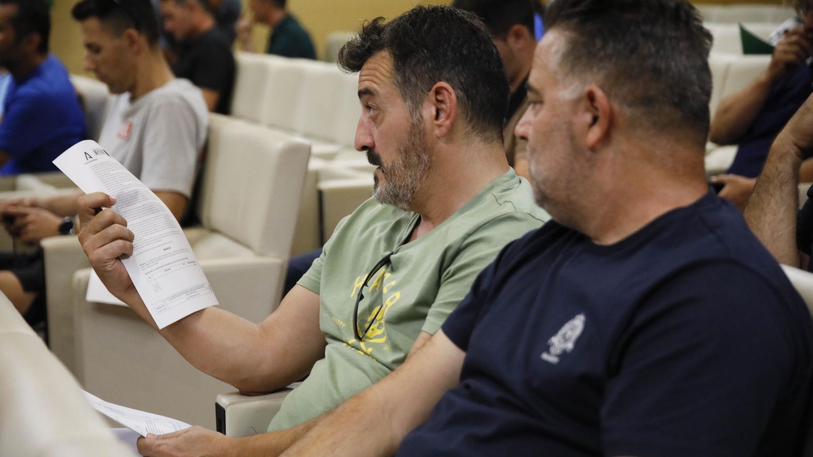 Un hombre comprueba el montante de la ayuda.