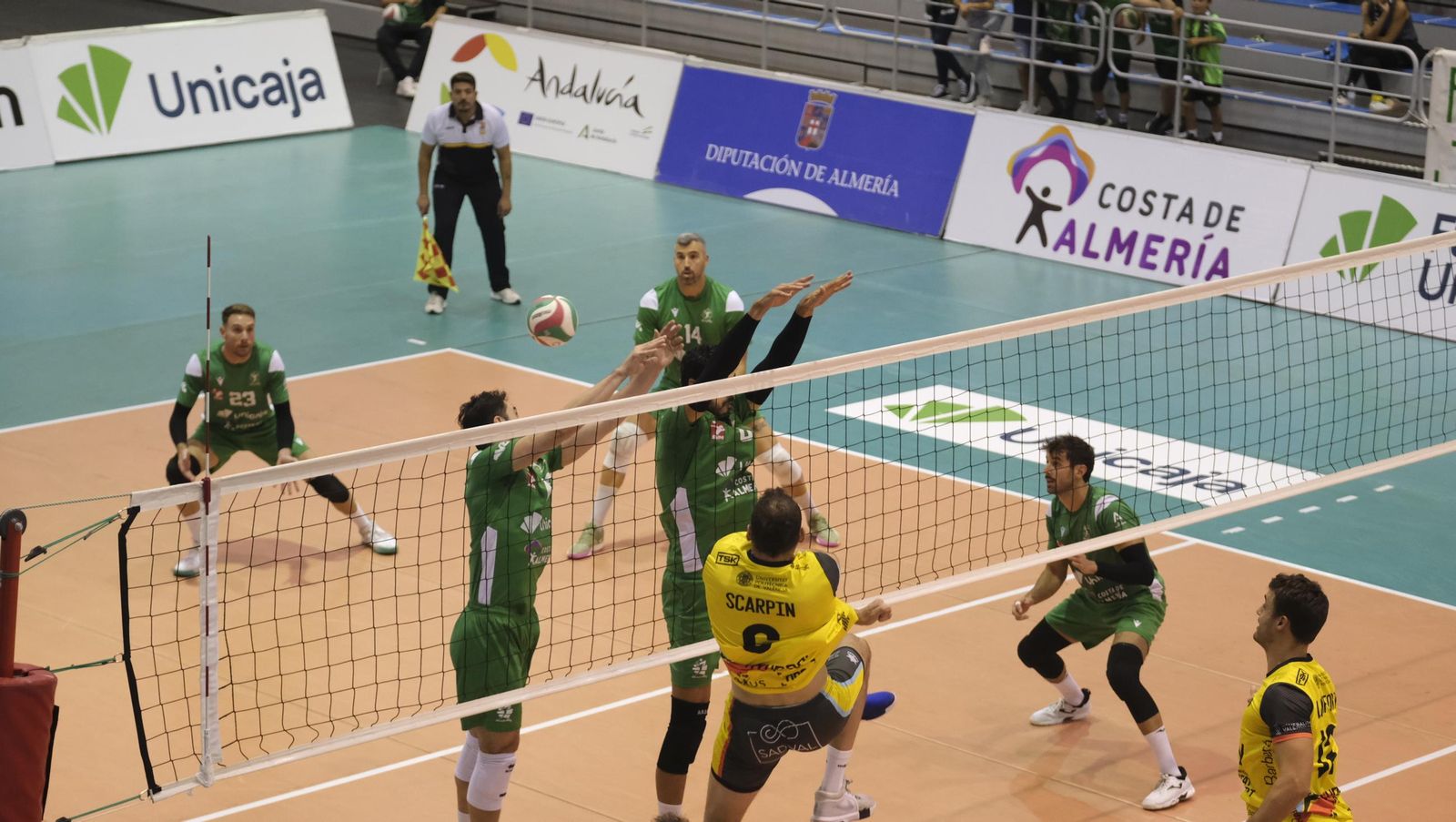 Bloqueo fallido de los ahorradores durante un encuentro de esta temporada disputado en el Moisés Ruiz.