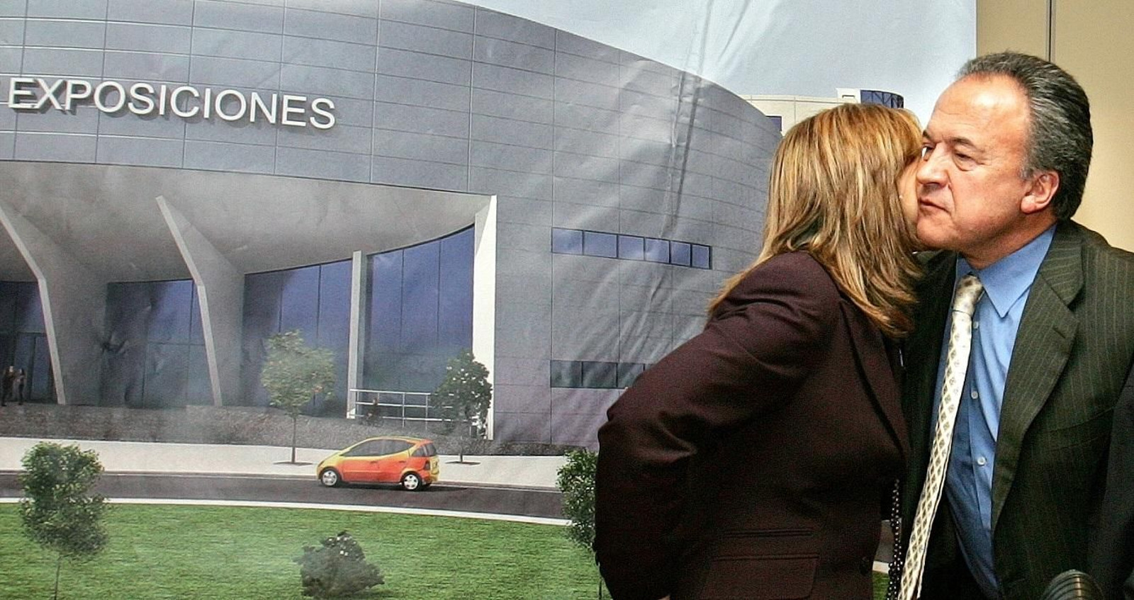 21 de abril de 2006: Pilar Sánchez y Pedro Pacheco se saludan antes de comenzar la presentación del futuro Palacio de Congresos y Exposiciones de Jerez.