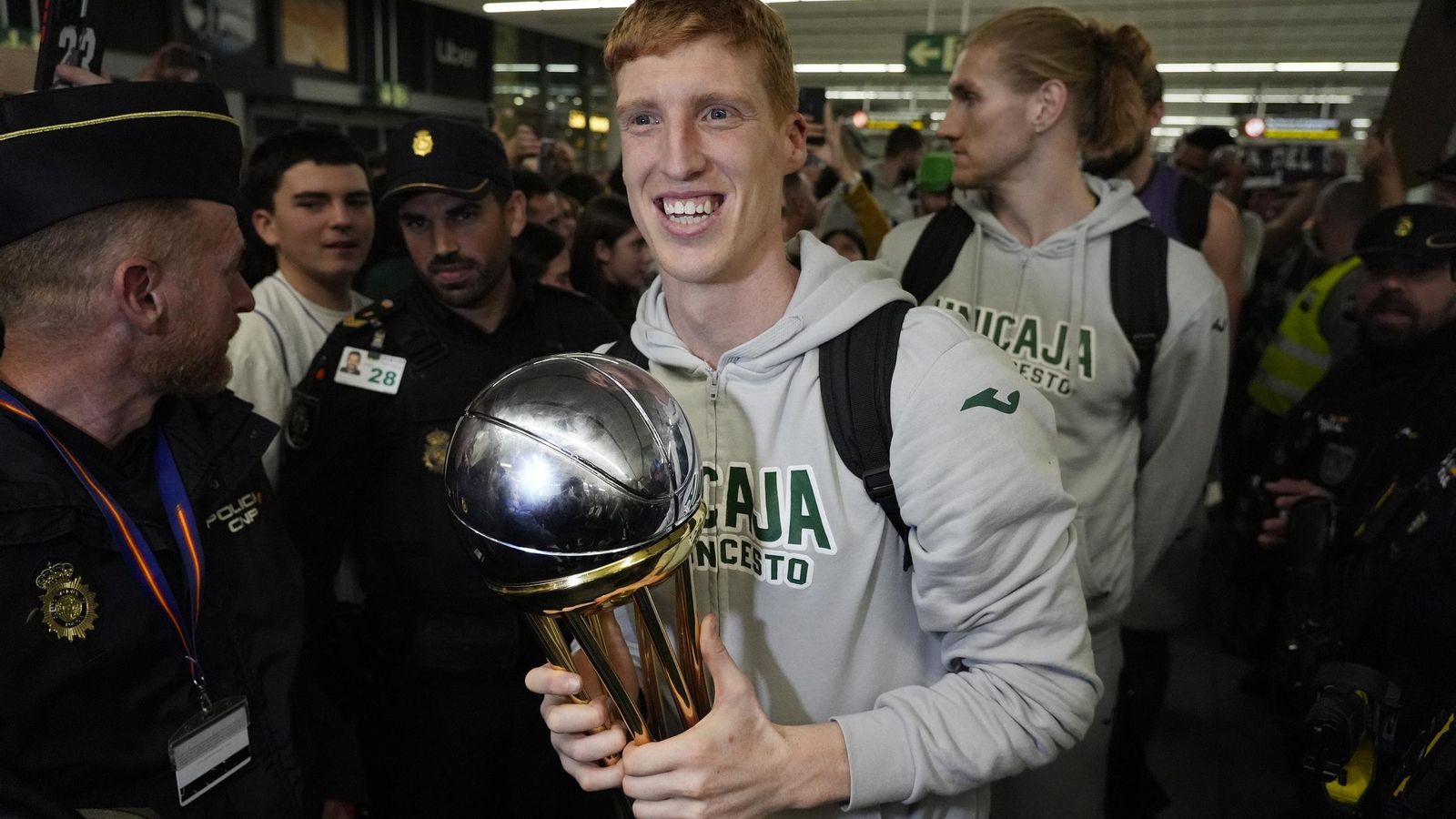Alegría y éxtasis en la llegada del Unicaja al aeropuerto