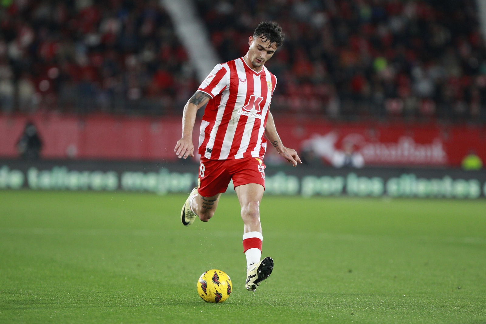 Marc Pubill cuelga un centro al área en el duelo contra el Alavés.