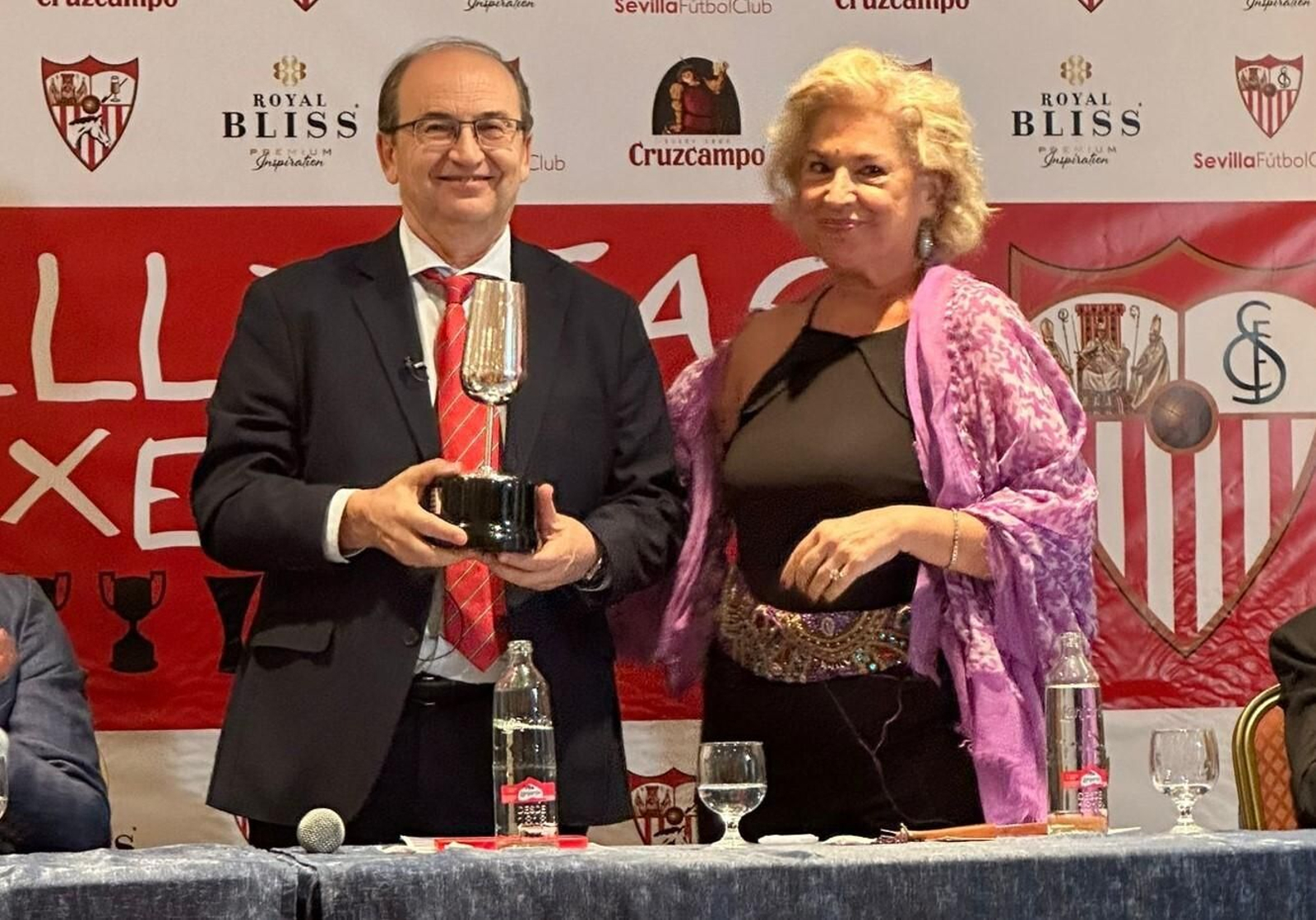 Pepe Castro recoge el premio Roberto Alés de manos de Mari Carmen Matador, viuda del que fue presidente sevillista.