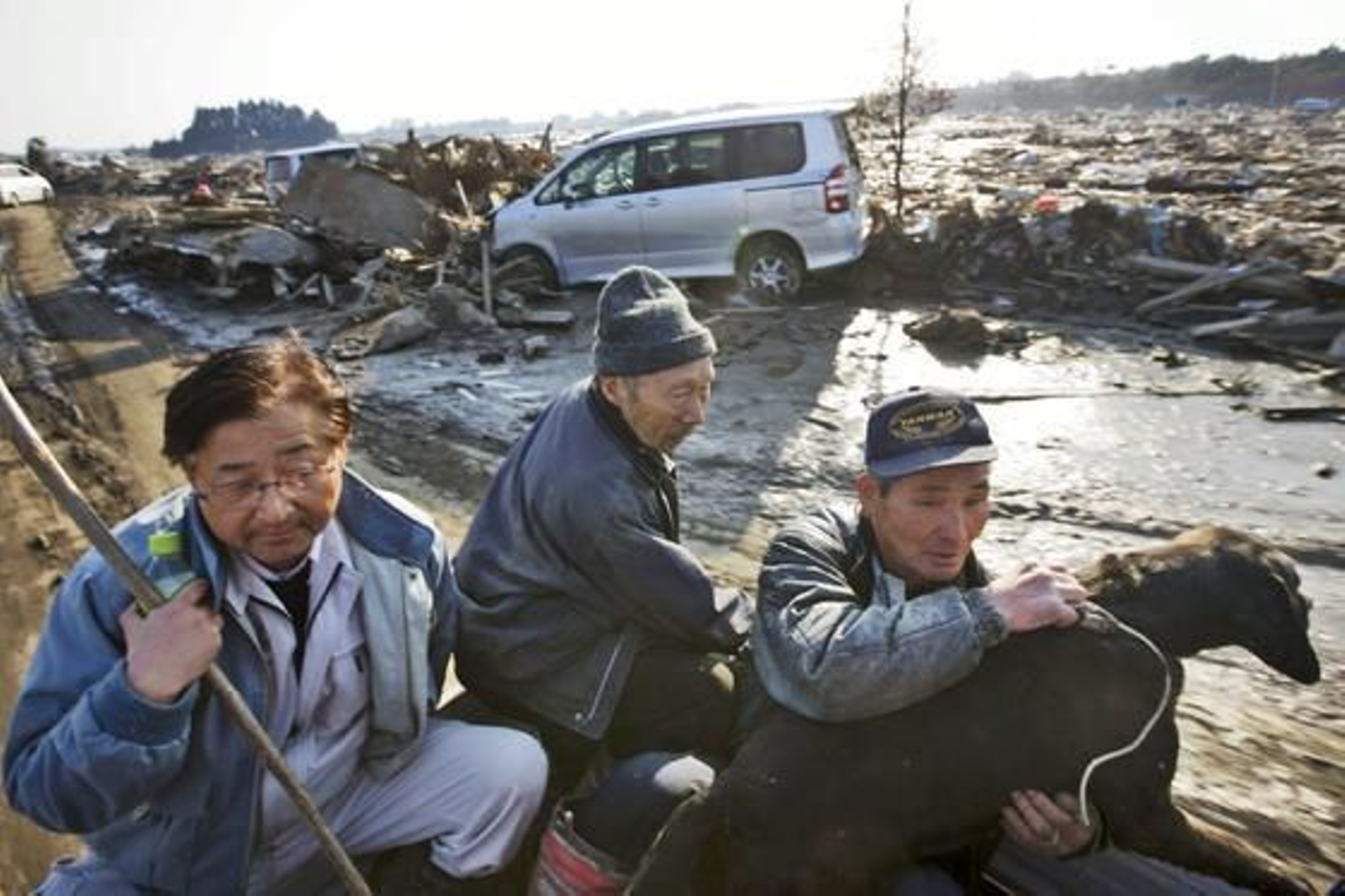Las calles se llenan de desperfectos tras el fuerte 'tsunami' en Japón.