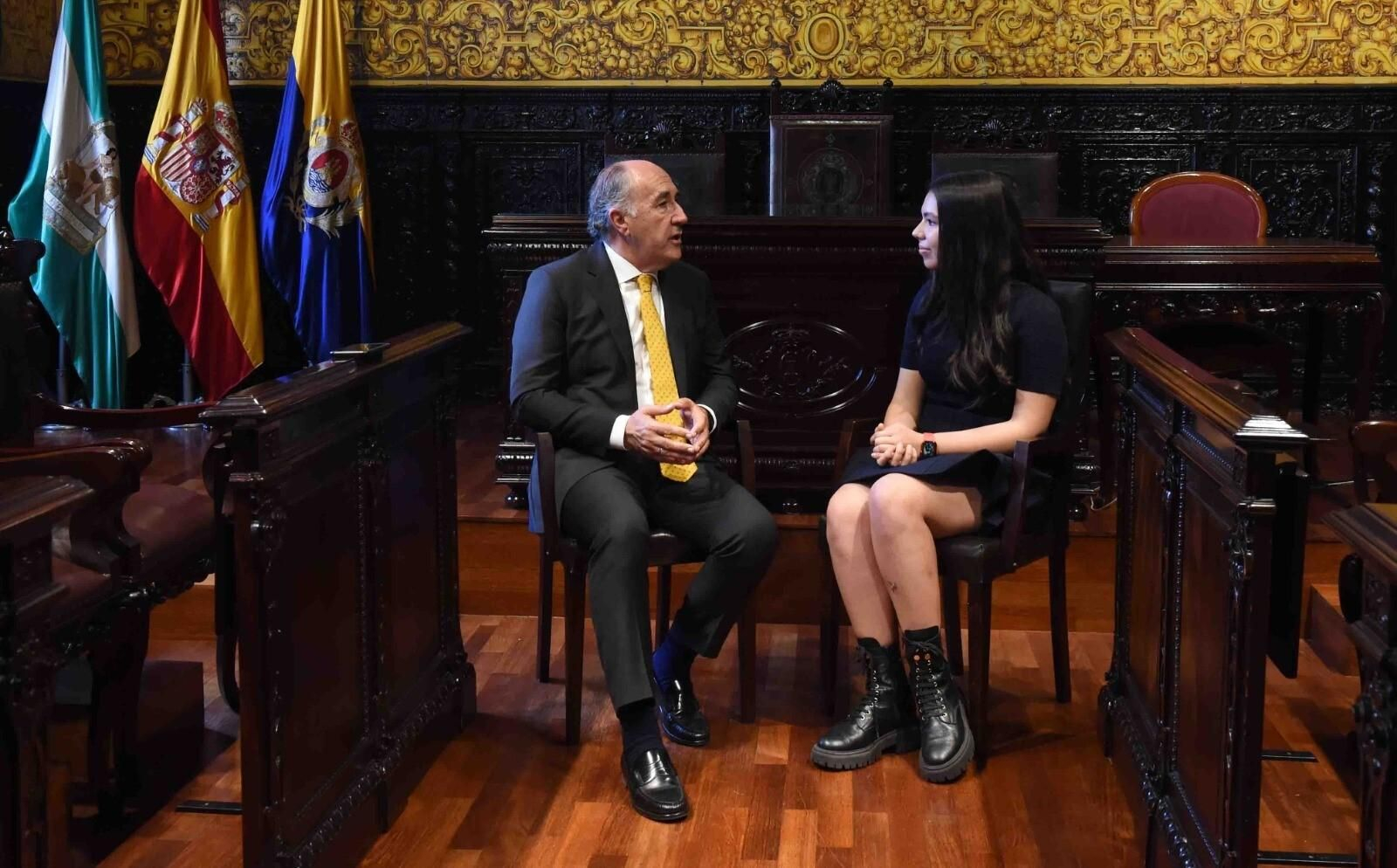 Palma Bejarano, recibida por Landaluce en el Ayuntamiento.