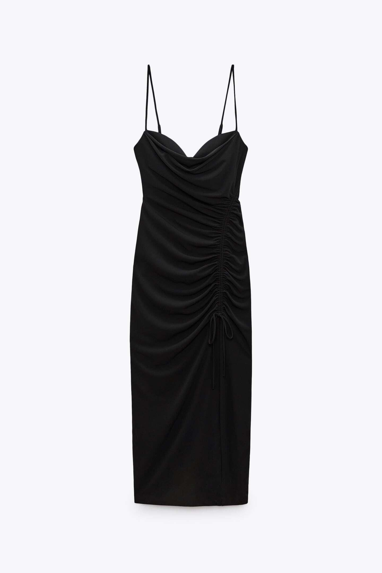 Vestido negro drapeado y de tirantas de Zara. Vestido negro drapeado y de tirantas de Zara.