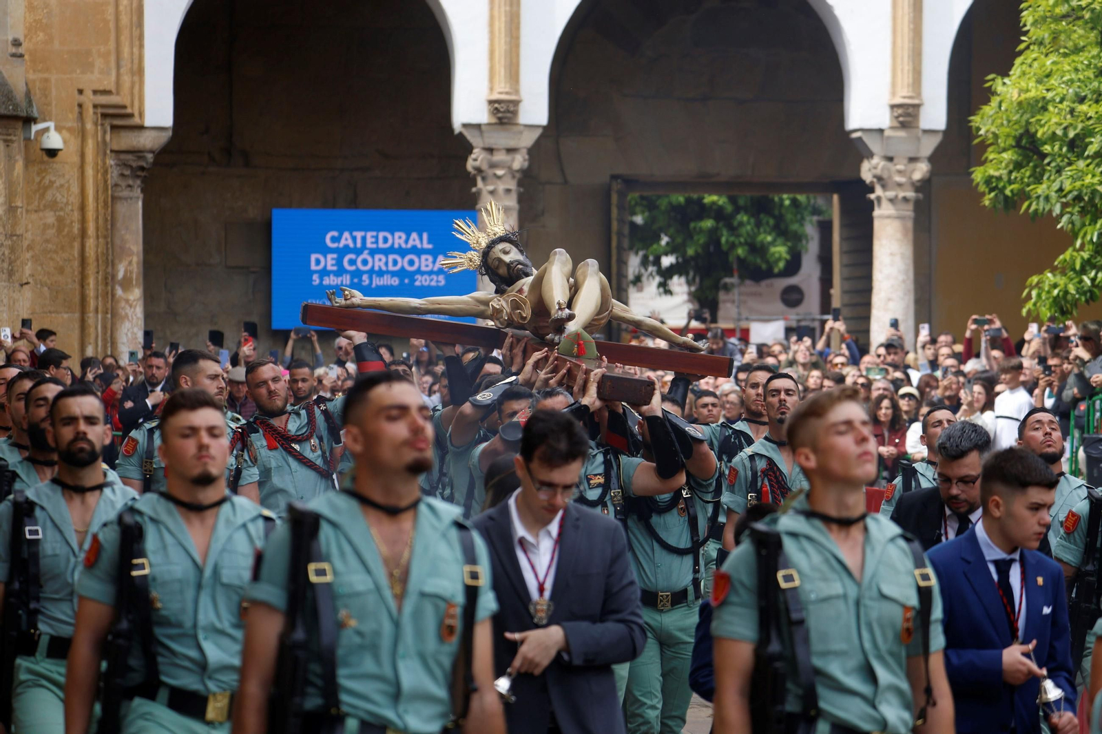 El vía crucis de la Caridad con la Legión en el Viernes Santo de Córdoba, en imágenes