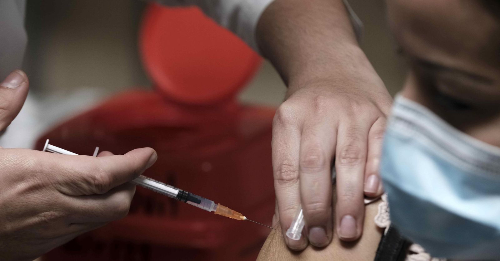 Una mujer recibe una vacuna contra el covid-19.