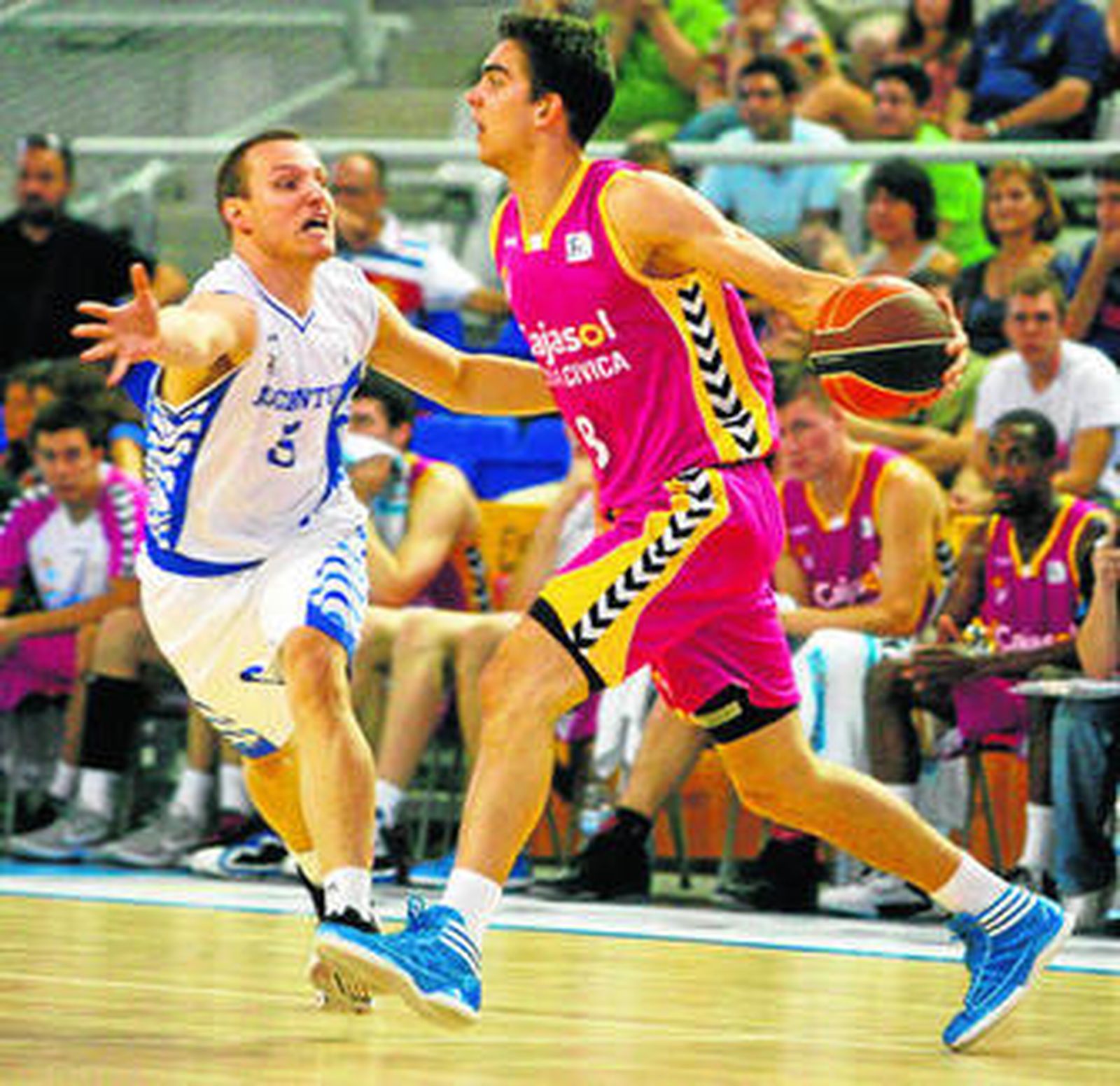 Satoransky busca un pase con su mano izquierda y Freire trata de interceptar el balón.