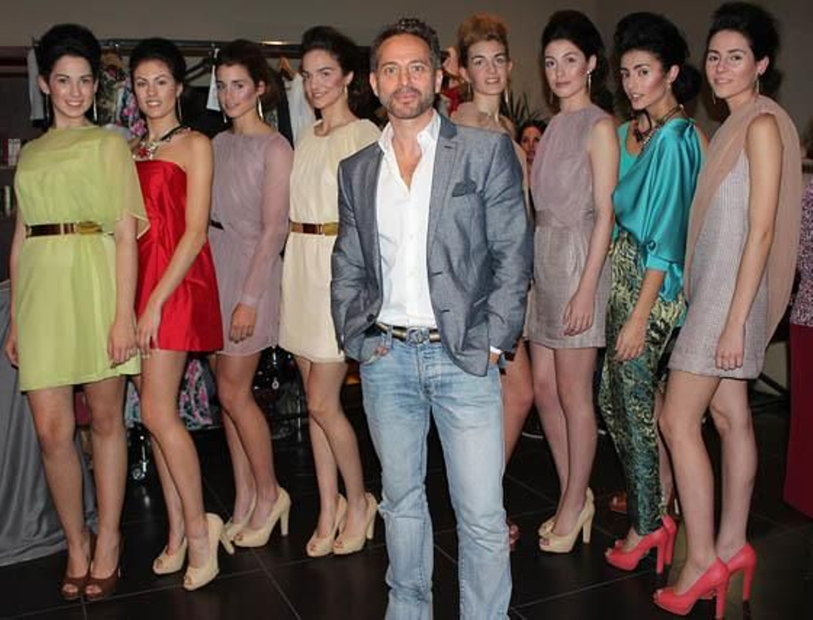 El diseñador Juan Vara con las modelos de Doble ERRE  que participaron en el desfile.  Foto: Victoria Ramírez