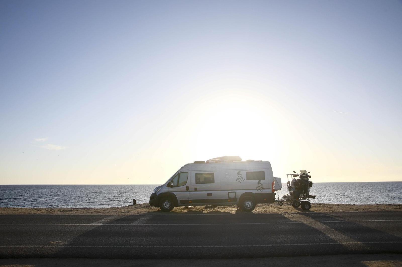 Autocaravanas estacionadas en la playa de Cabo de Gata, en imágenes